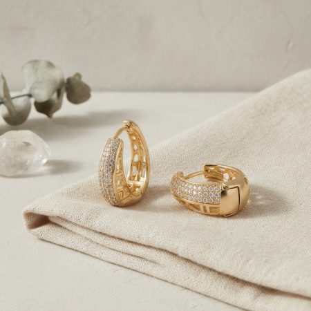 Gold Renk Zirkon Taşlı ve Motif Detaylı Damla Halka Model Kadın Küpe